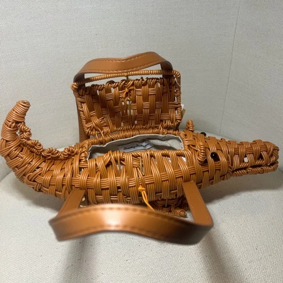 Tommy Bahama Tan Woven crocodile Handbag. Don’t worry it won’t bite 🐊 - Picture 8 of 10